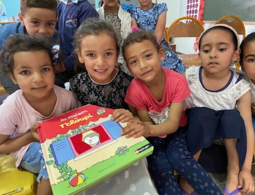 Le partenariat de l’ONG Biblionef et de la Fondation Zakoura permet depuis 2017 un premier contact avec le livre à 25 000 enfants marocains de 4 à 6 ans